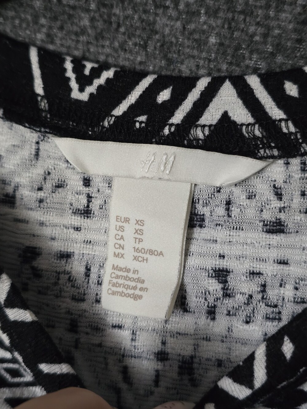 H&M Black and White Aztec Print Long Sleeve Top - Size XS - Picture 3 of 4